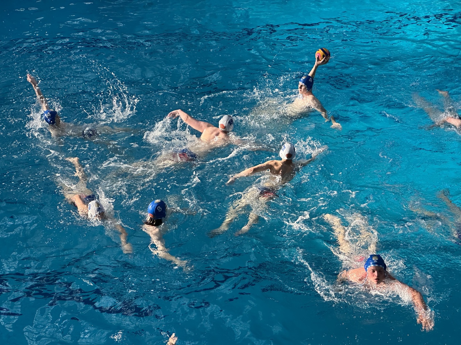 <span style="font-weight: bold;">Дружеская атмосфера и сильный командный дух&nbsp;</span>